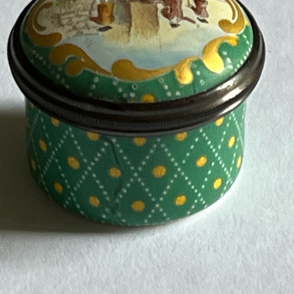 Halcyon Days Bilston & Battersea Enamel Trinket box “Wine Merchant” theme - Picture 4 of 6